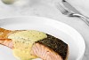 Cách làm cá hồi áp chảo sốt hollandaise béo ngậy, thơm ngọt từng thớ thịt