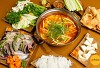 Nồi lẩu riêu cua cá lăng nghi ngút khói cho ngày hè thanh nhẹ