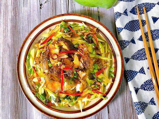 Goi-xoai-ca-chien-gion-rum-chua-ngot-hap-dan