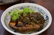 Công thức nấu cá trắm kho lá cúc tần đậm vị quê xưa