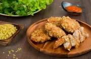 Thưởng thức chả cá chiên cốm mềm ẩm, hương cốm xanh dịu nhẹ khi thu về