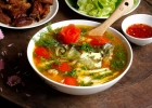 Trời thu se lạnh, thưởng thức bát canh riêu đầu cá nấu giấm nóng hổi