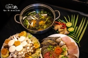 Lẩu nấm hải sản thanh đạm, nghi ngút khói cho ngày mưa rả rích