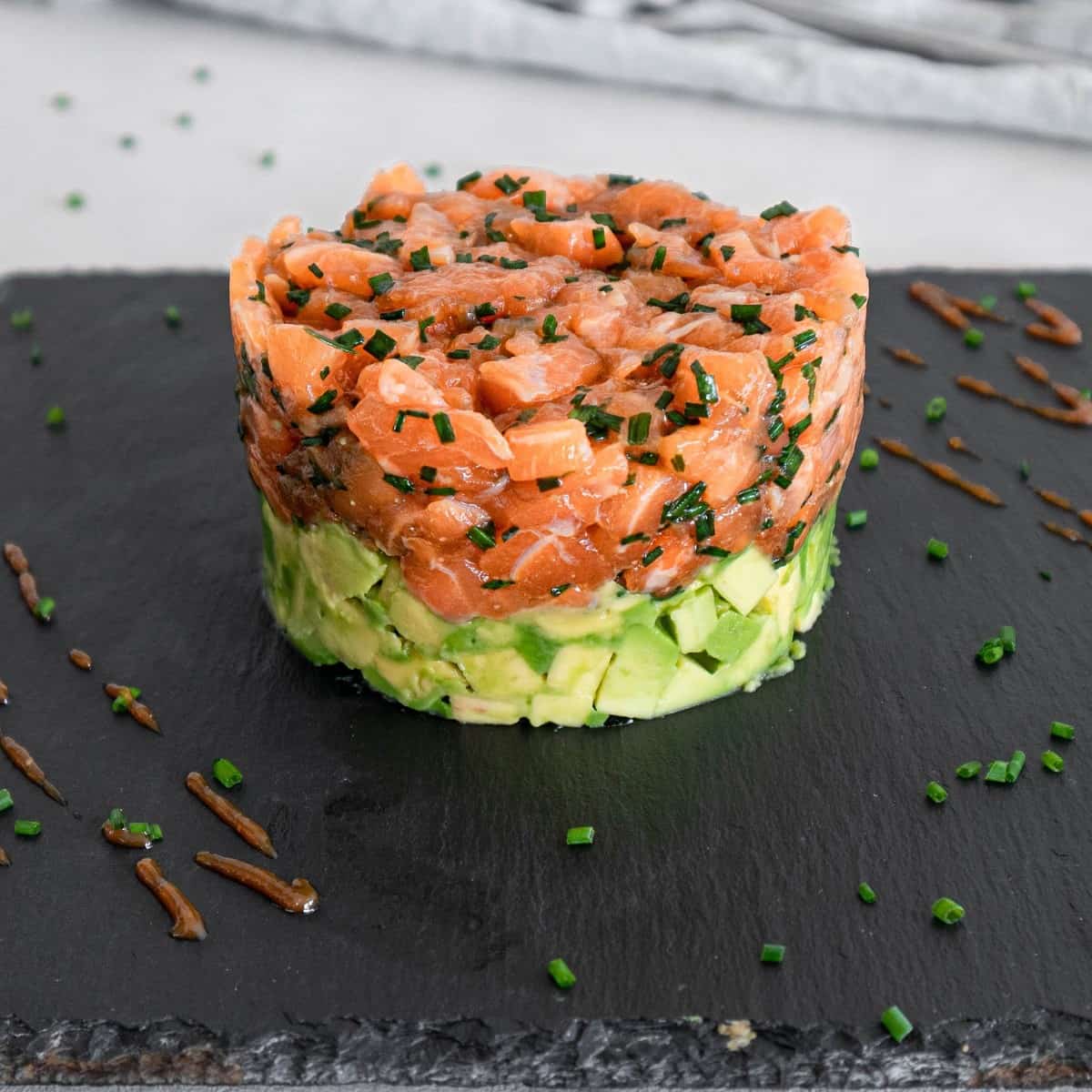 tartare cá hồi với bơ béo ngậy salmon-tartare-with-avocado