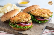 Burger cá hồi áp chảo mọng nước, ngon ngất ngây