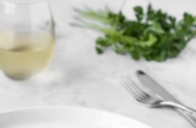 Cách làm cá hồi áp chảo sốt hollandaise béo ngậy, thơm ngọt từng thớ thịt