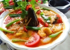 Ấm lòng ngày mưa với tô canh chua đầu cá hồi chua thanh, nóng hổi
