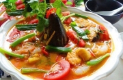 Ấm lòng ngày mưa với tô canh chua đầu cá hồi chua thanh, nóng hổi