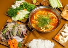 Nồi lẩu riêu cua cá lăng nghi ngút khói cho ngày hè thanh nhẹ