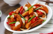 Dậy vị thơm lừng với món cá tầm cháy tỏi béo ngậy, thấm đẫm gia vị